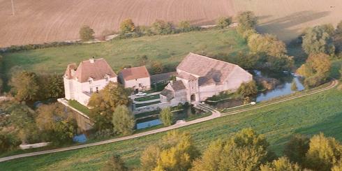 Vue aérienne de la maison forte du fossé